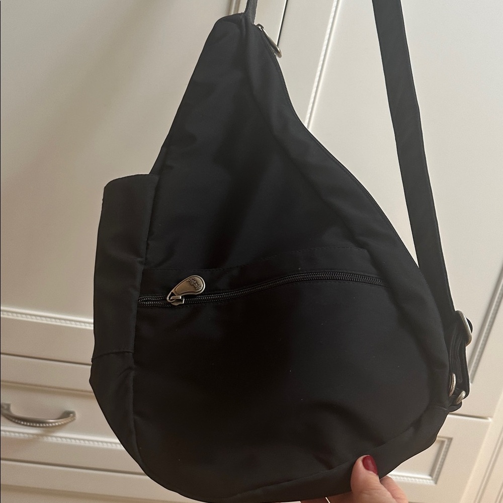 AMORI SLING BAG/CROSSBODY
With Outside Slot for Umbrella